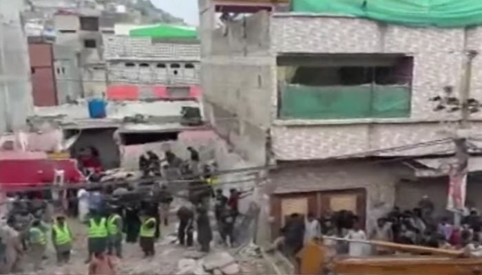 Several hurt, more feared trapped after Karachi building collapse
