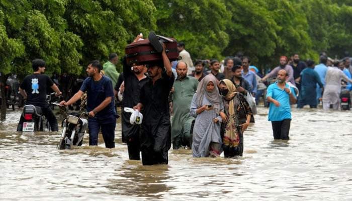 Parts of Karachi left in darkness for 48 hours as blackout drags on