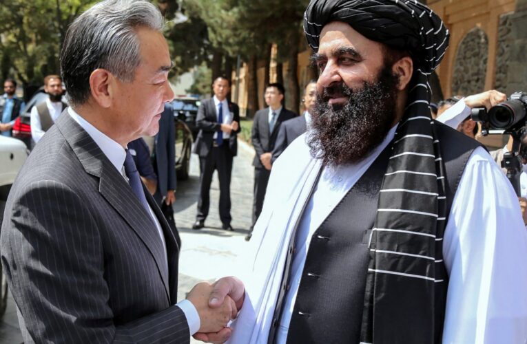 China FM in Afghanistan, offers to deepen cooperation with Taliban rulers | Taliban News