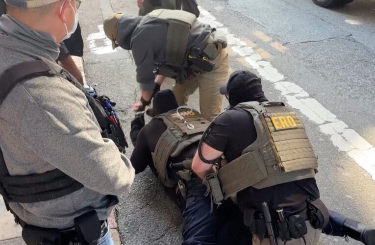 ICE agents use pepper spray while detaining protester in San Francisco | Newsfeed