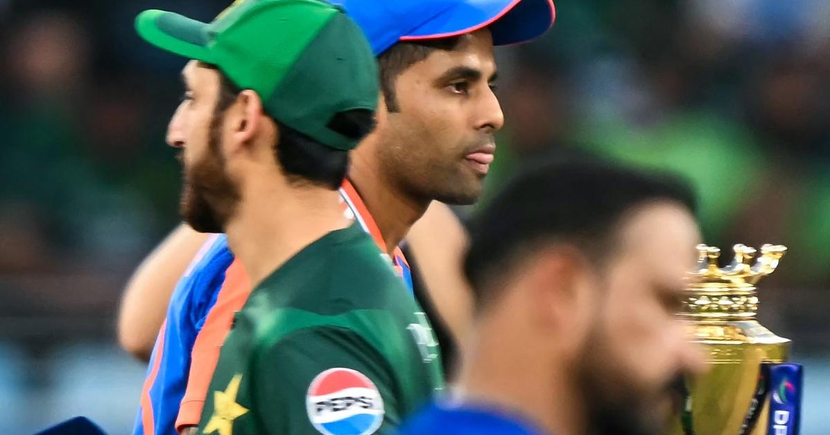 انڈین کپتان کا ایک بار پھر مصافحے سے گریز: پاکستان کا فیلڈنگ کا فیصلہ