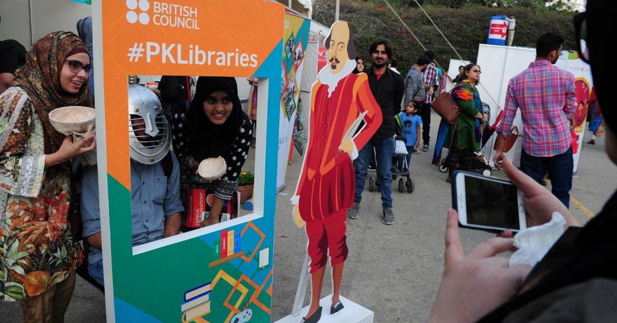 بڑے ادیب اور شاعر اب کانفرنسوں میں خاموش کیوں ہوتے ہیں؟