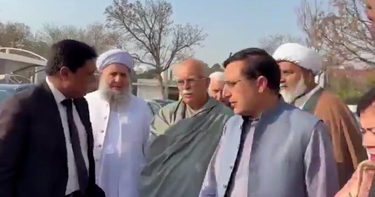 اپوزیشن کا پارلیمنٹ کے باہر دھرنا ختم، عمران خان تک ذاتی معالجین کی رسائی پر اصرار