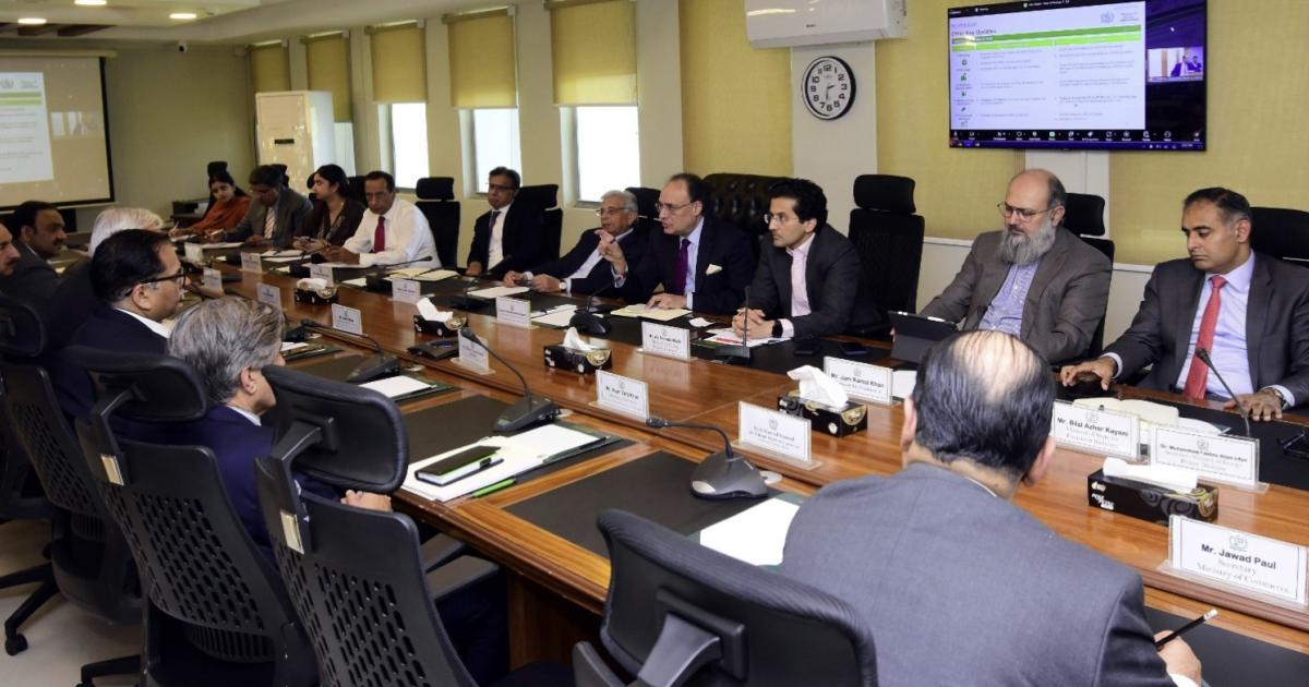 تیل کی دستیابی پر فوری تشویش نہیں، بچت کے اقدامات زیر غور: پاکستان