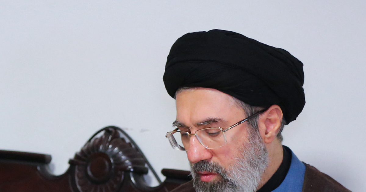 ایرانی سپریم لیڈر کے امیدوار مجتبیٰ خامنہ ای کون ہیں؟