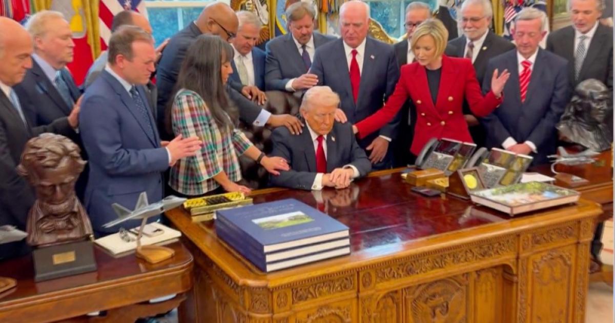 ’اے خداوند، اس مشکل وقت میں ٹرمپ پر اپنا فضل کر‘: پادریوں کی ٹرمپ کے لیے خصوصی دعا