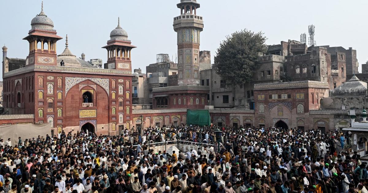 13 سال سے مسجد وزیر خان میں اذان دینے والے موذن