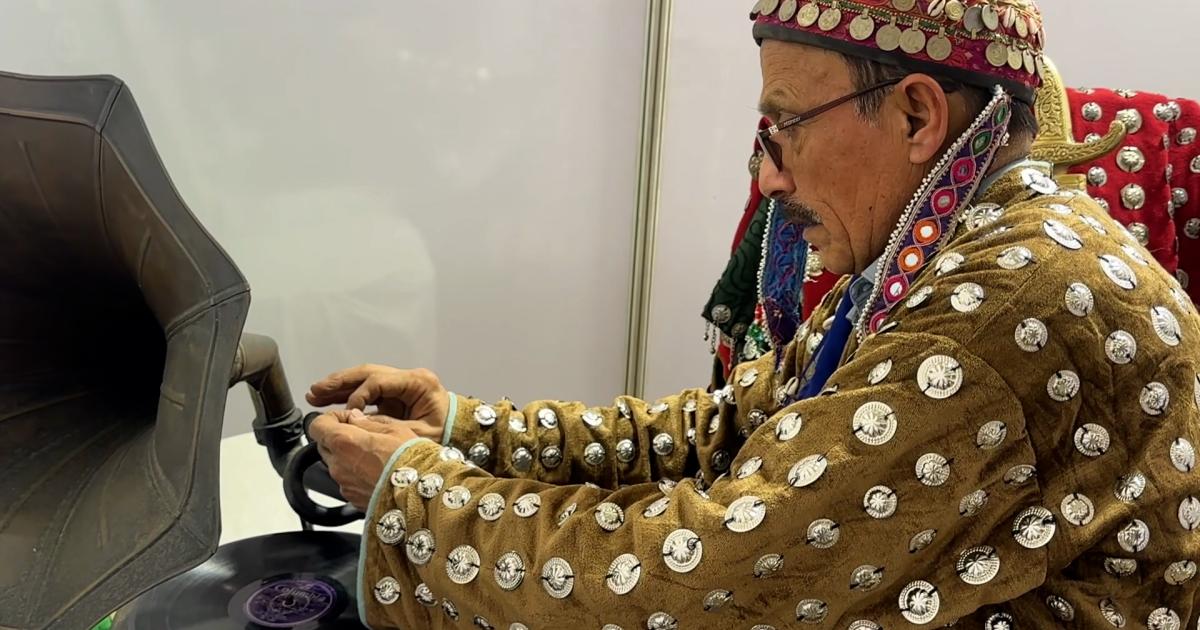 ملیے قدیم آلات موسیقی اصل حالت میں محفوظ رکھنے والے ماہراللہ سے