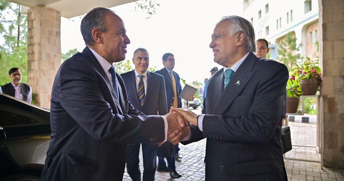 گرنے سے ’ہئیر لائن فریکچر‘ کے باجود اسحاق ڈار نے ملاقاتیں جاری رکھیں: بیٹا