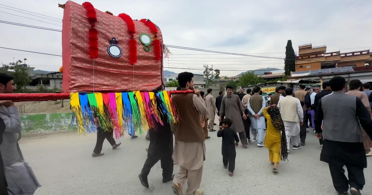 ’خواہش تھی پرانی روایت زندہ کروں‘: خیبر پختونخوا میں دلہن کی ڈولی میں رخصتی