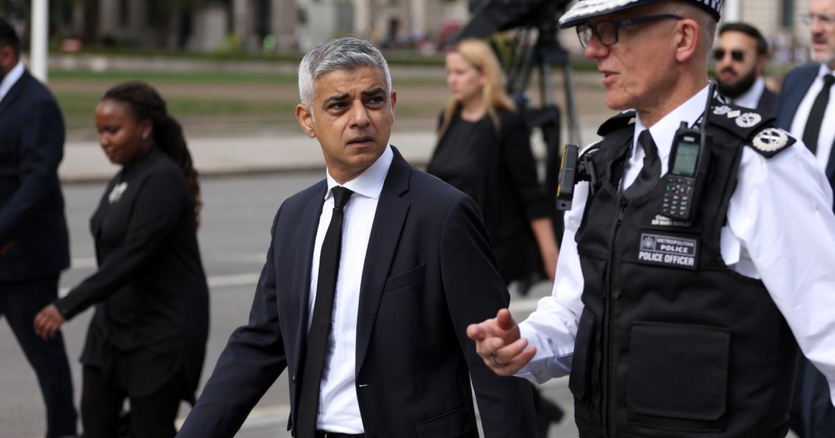 لندن: ’میئر صادق خان کے گھر کے باہر اسلحہ بھرا بیگ چھوڑنے والے‘ 5 افسران کو ہٹا دیا گیا