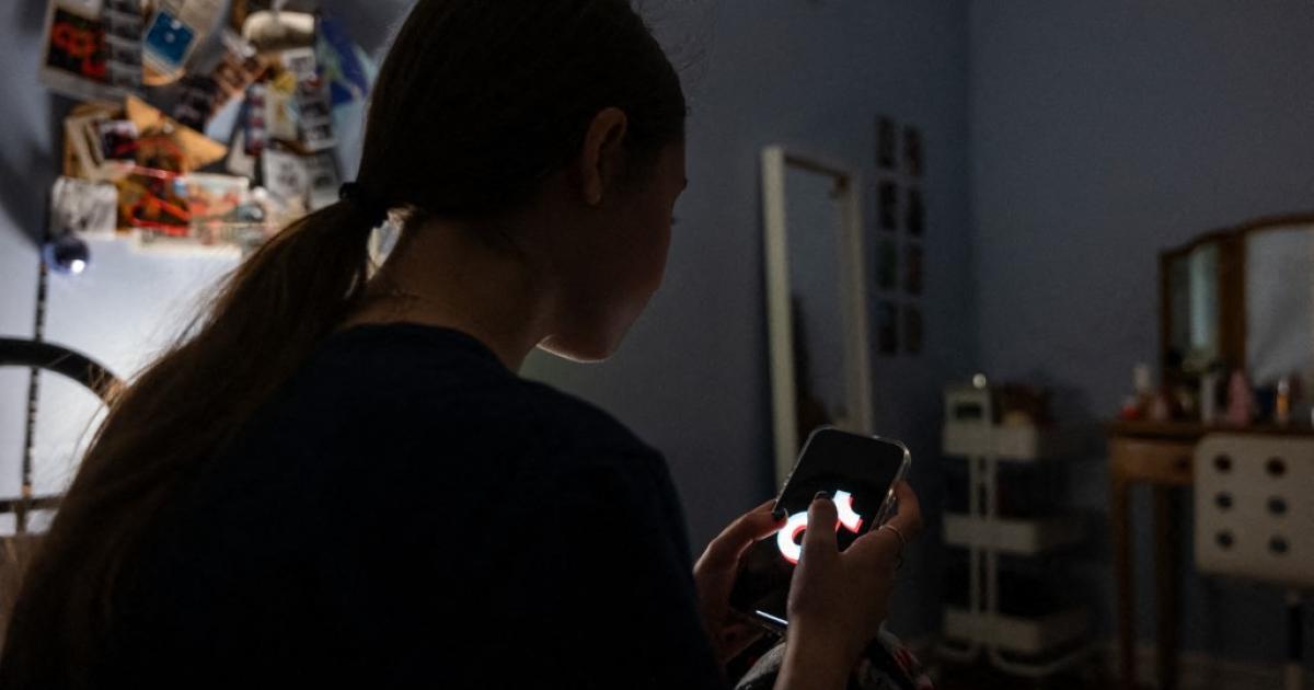 نوجوانوں کے سوشل میڈیا پر پابندی ضروری