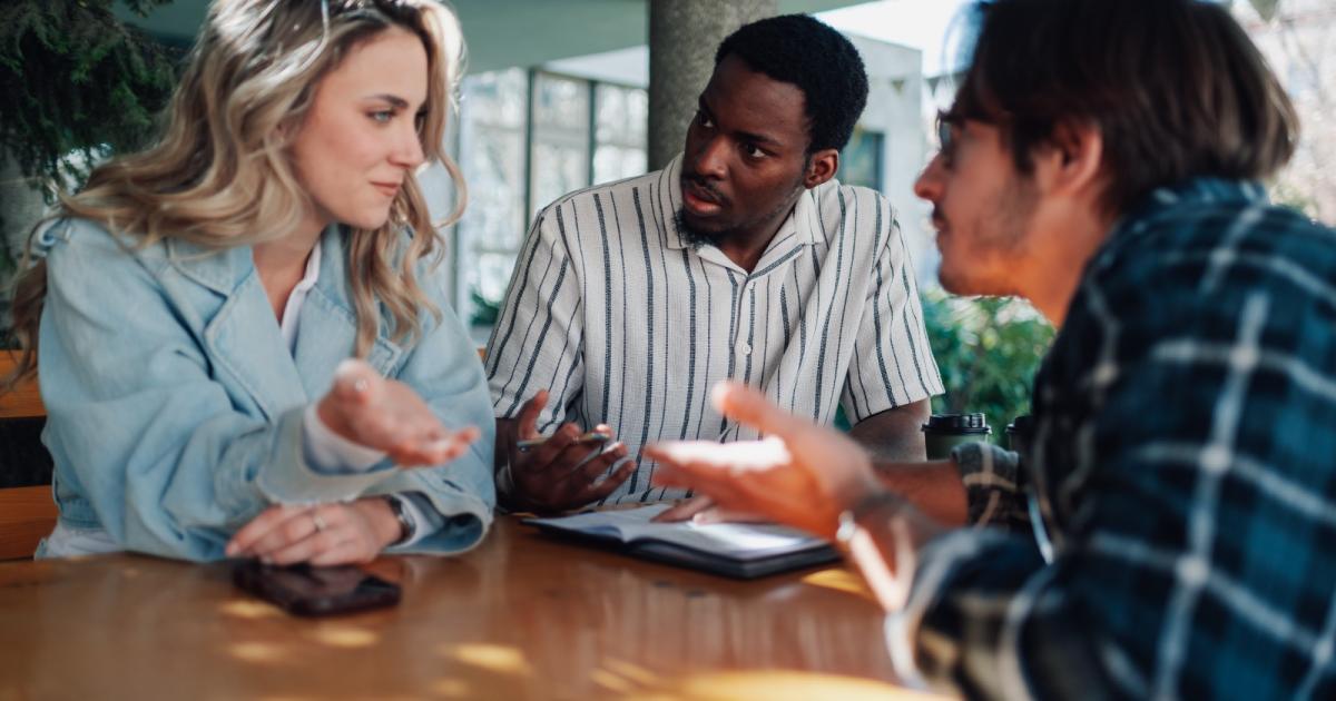 ہلکی پھلکی گپ شپ انسانی صحت کے لیے فائدہ مند: تحقیق