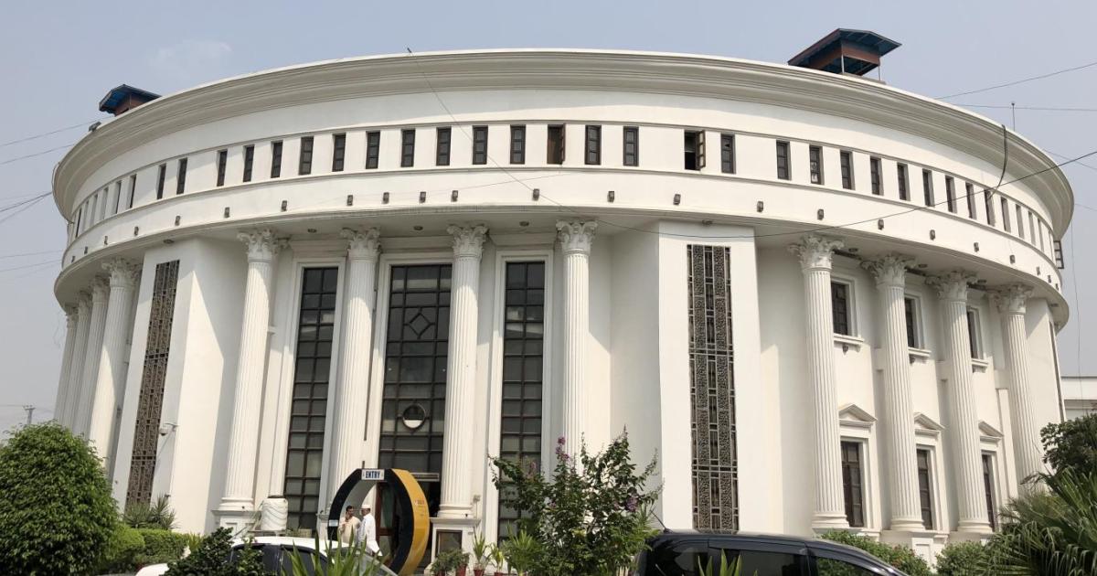 خیبرپختونخوا: سرکاری ملازمین کی غیرملکیوں سے شادی کے قانون میں نیا کیا؟