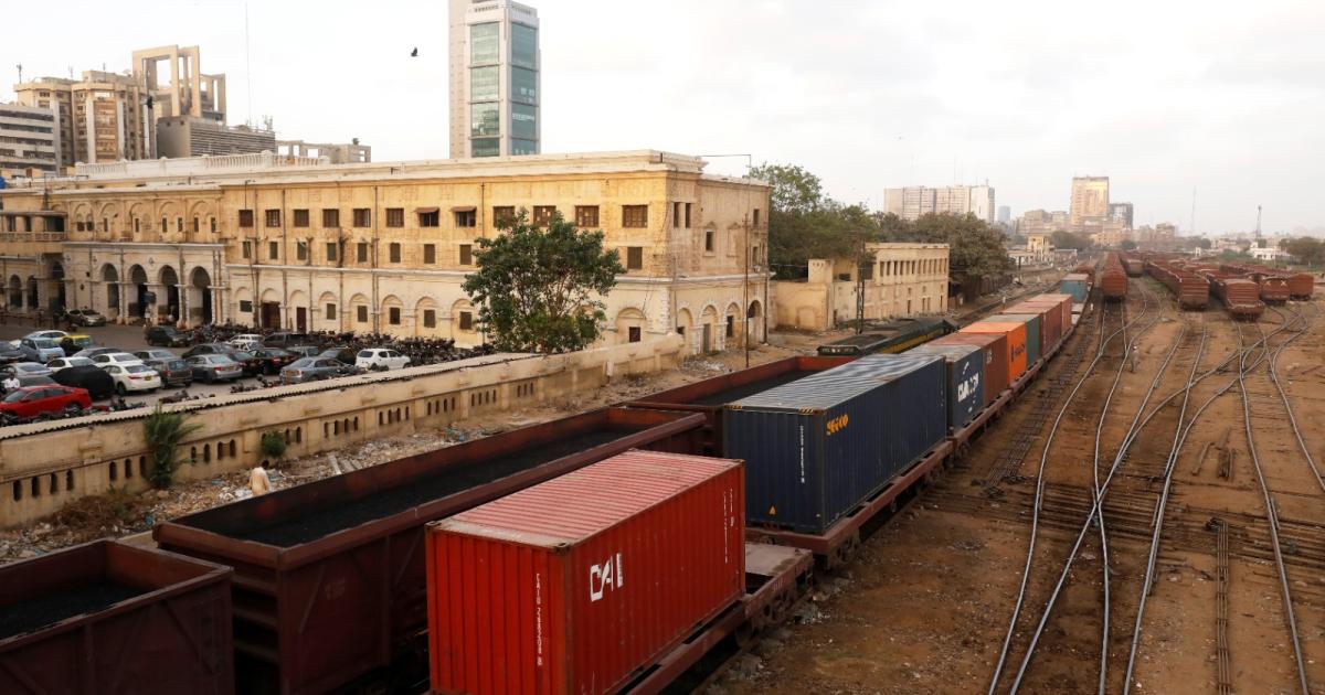 پاکستان ریلویز کی ’پہلی بار‘ مال گاڑی کے ذریعے نئی گاڑیوں کی ترسیل کی تیاریاں