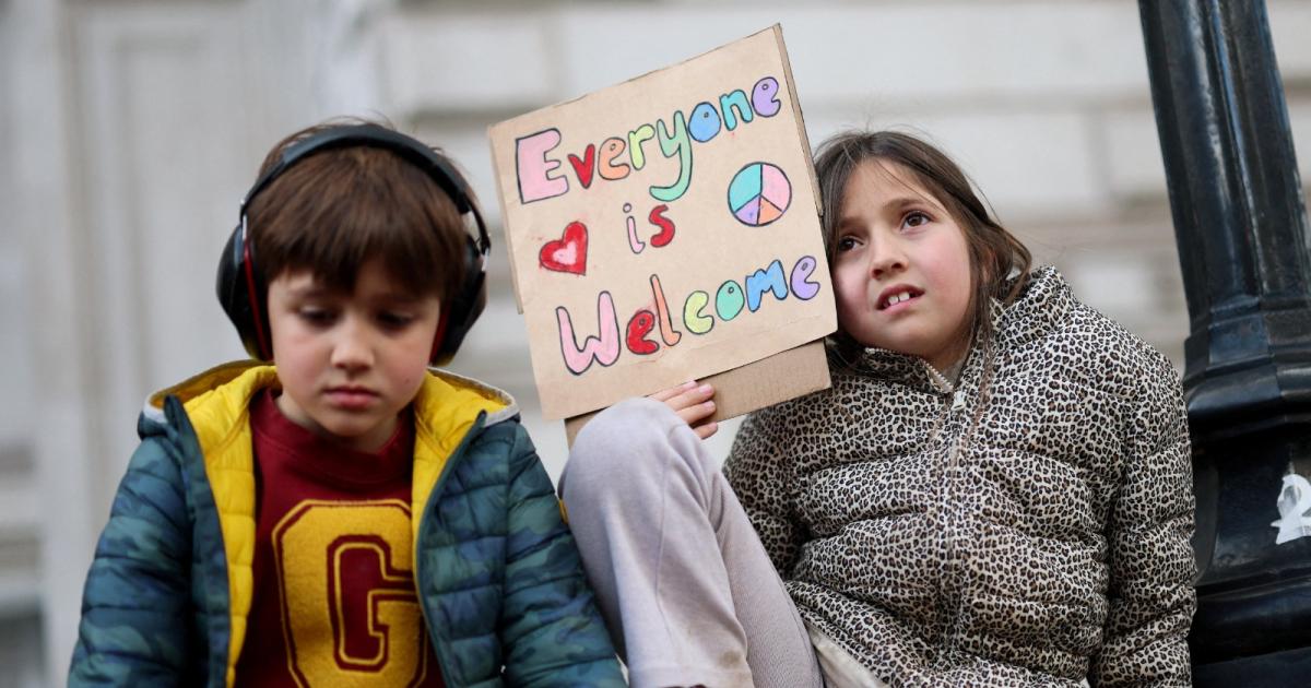 بچوں میں آن لائن انتہا پسندی کا شکار ہونے کی علامات دیکھ کر والدین کیا کریں؟