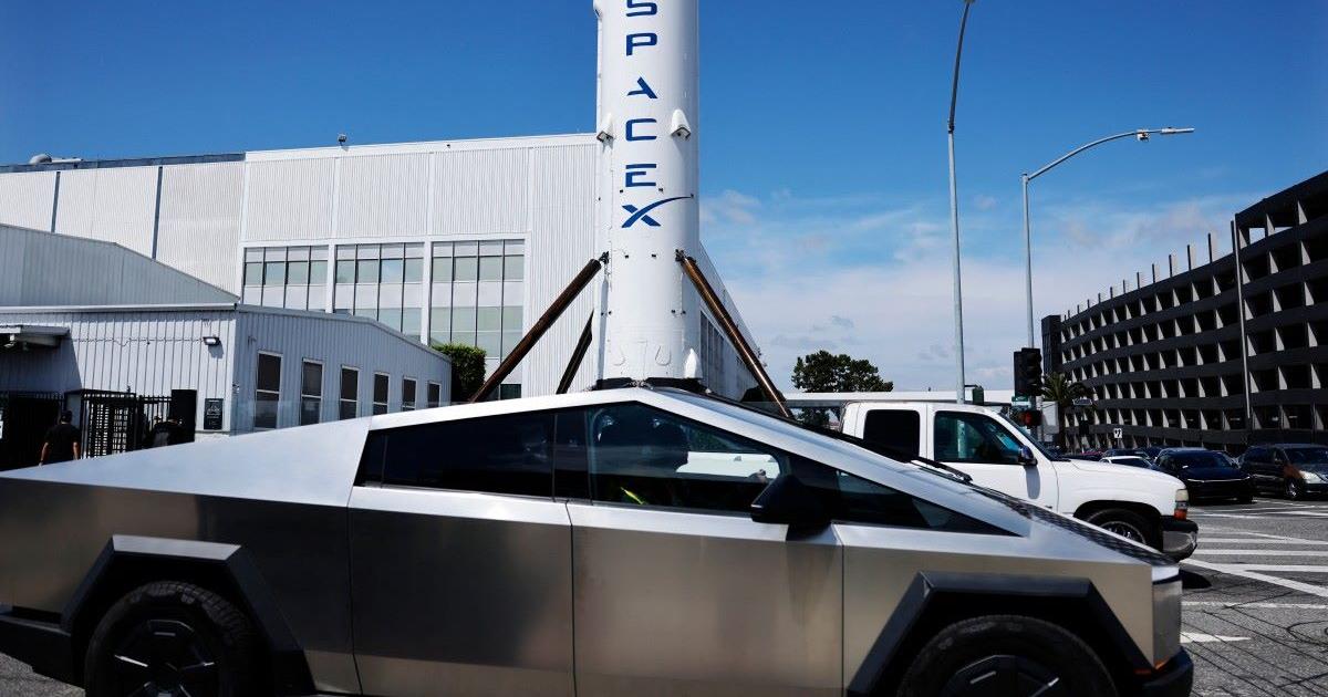 ایلون مسک اپنے ہی سائبر ٹرک خریدنے لگے