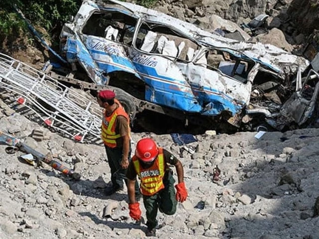 Bus plunges into ravine, eight killed