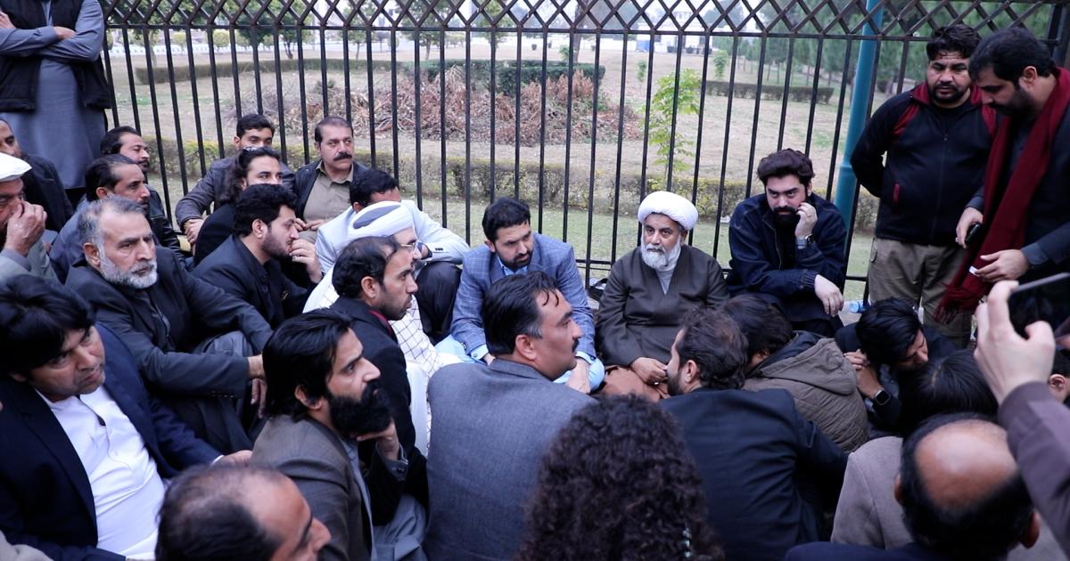 خیبر پختونخوا میں منفرد ’سرکاری‘ ہڑتال، تاریخ کیا بتاتی ہے