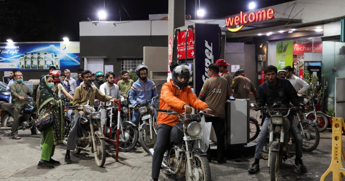 پاکستان: پیٹرول اور ڈیزل کی قیمتوں میں 22 روپے کمی کا اعلان