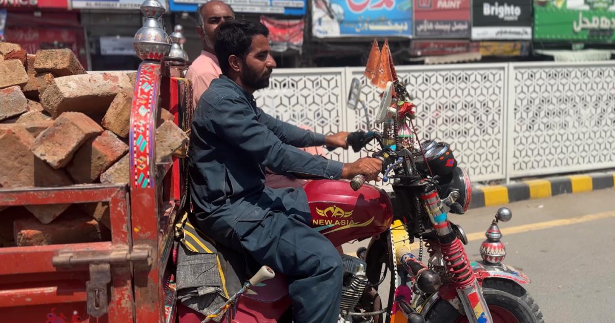 یوم مئی پر بھی محنت کش سڑکوں پر، مہنگے پیٹرول نے مشکلات بڑھا دیں