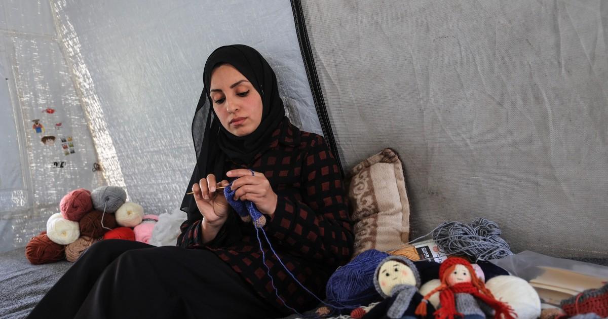 غزہ: گڑیا بنا کر بچوں میں خوشیاں بانٹتی فلسطینی معلمہ