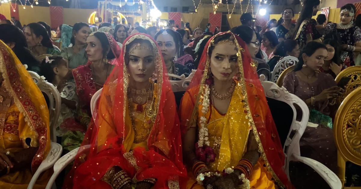 مہنگائی کے دور میں سہارا: کراچی میں 14 ہندو جوڑوں کی اجتماعی شادی