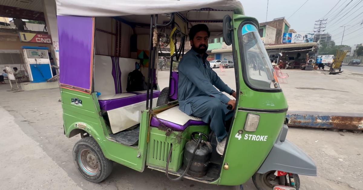 پشاور میں رکشہ ڈرائیور ایل پی جی کے استعمال پر کیوں مجبور ہیں؟