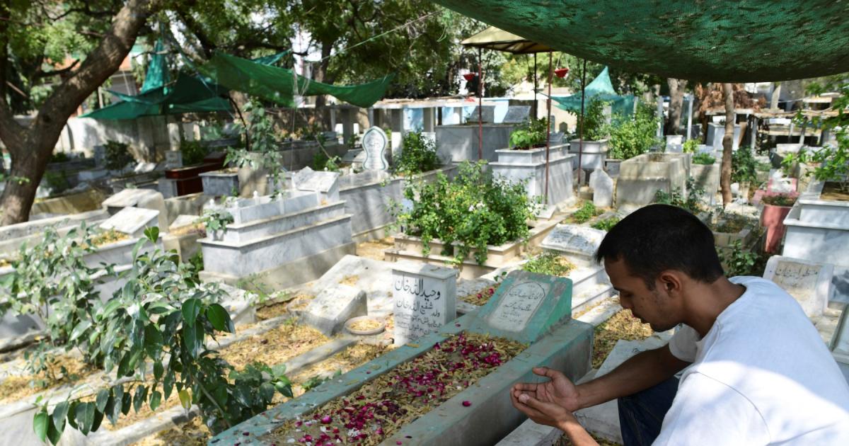 بہن کا حصہ نہ دینے والے مرد اور آبائی قبرستان کی حسرت