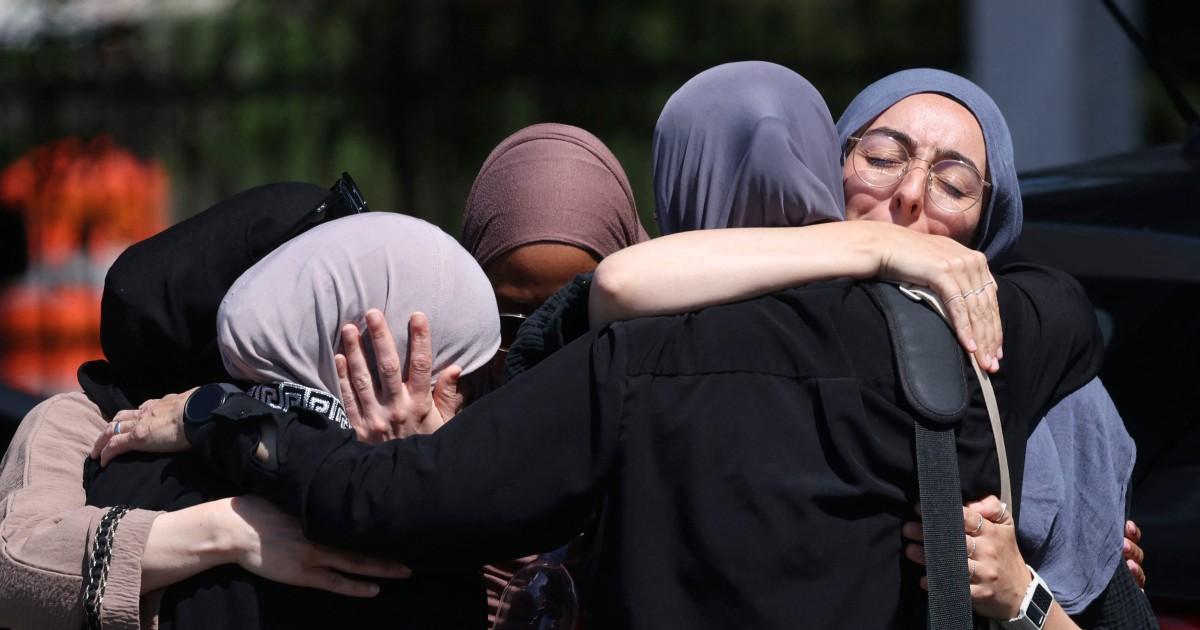 کیلی فورنیا: مسجد حملے میں جان سے جانے والے سکیورٹی گارڈ کے بیٹوں کو والد پر فخر