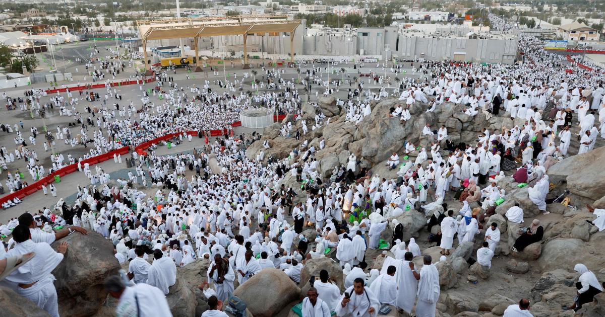 لاکھوں عازمین حج منیٰ سے میدان عرفات پہنچنے لگے