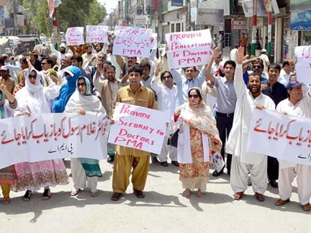 Quetta cracks down on striking doctors