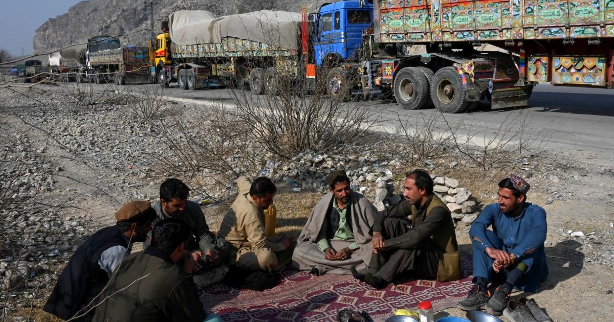 ’ کبھی ٹائر، کبھی بیٹری بیچ کر کھانا کھایا‘: افغانستان سے لوٹنے والے پاکستانی ٹرک ڈرائیور