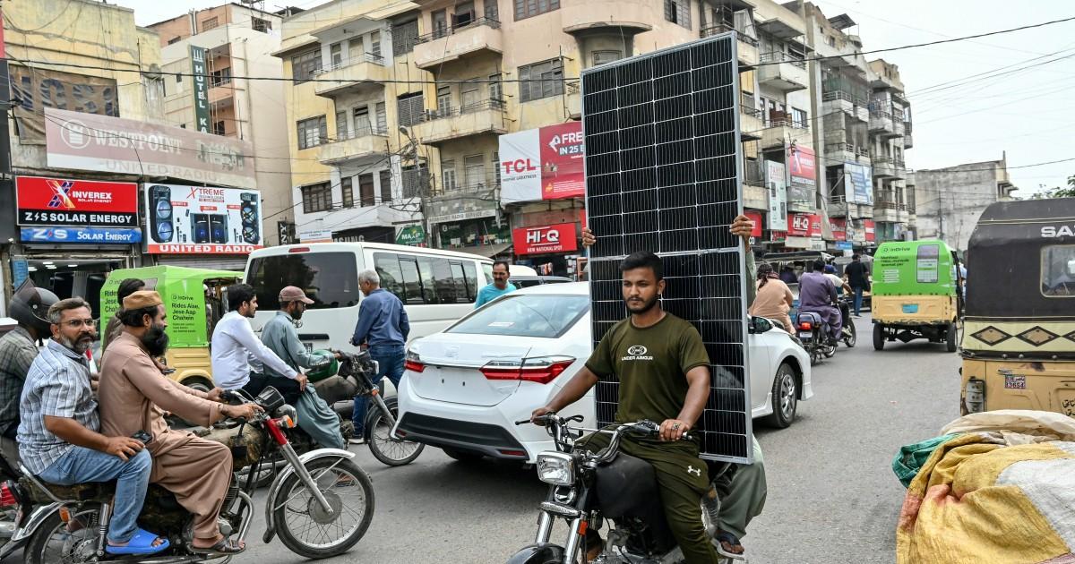 بجٹ میں ٹیکس بڑھنے کی خبریں، سولر پینلز مہنگے ہو گئے