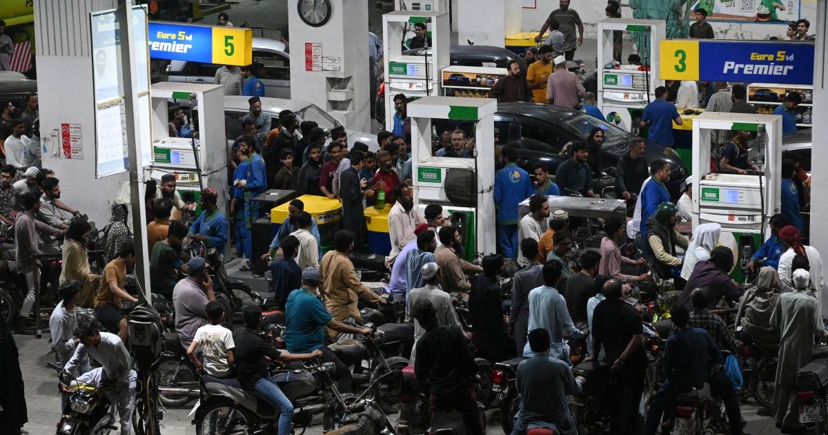وزیر اعظم کا پیٹرول کی قیمتوں میں 74 اور ڈیزل 67 روپے کمی کا اعلان