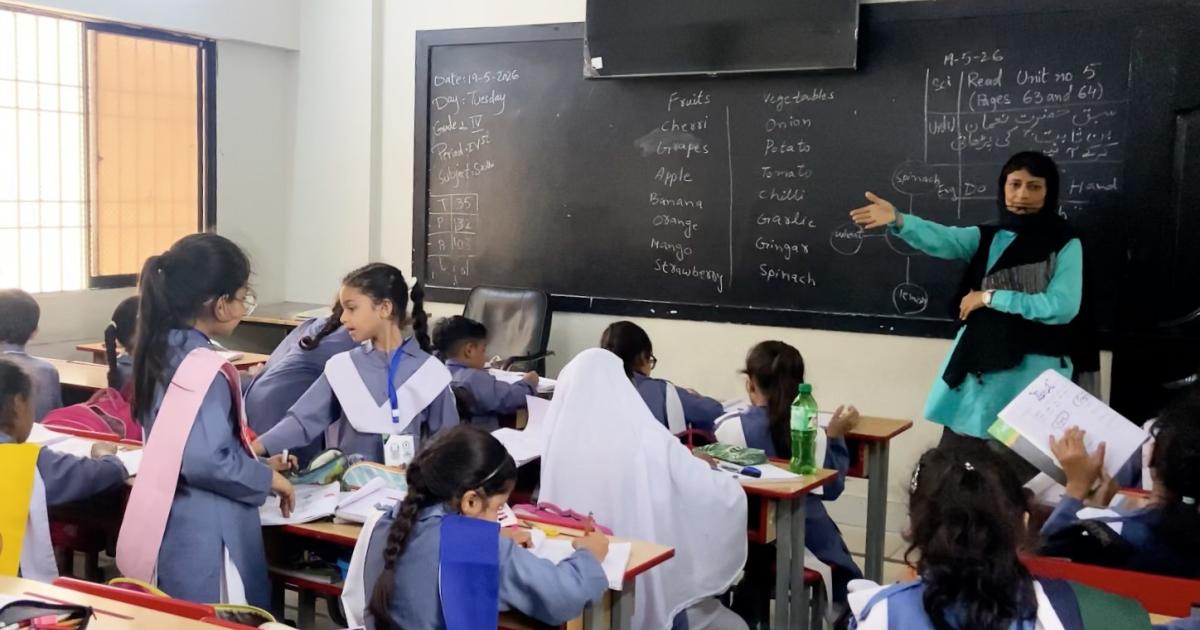 سندھ: 72 سرکاری سکول نجی اداروں کے حوالے، یہ ’ایڈاپشن پروگرام‘ ہے کیا؟