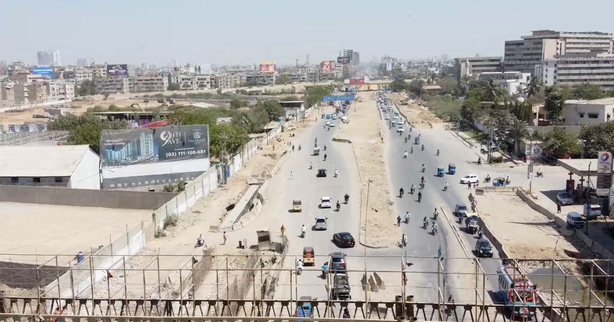 کراچی: ٹوٹی پھوٹی سڑکوں پر فیس لیس ٹریفک چالان کا سسٹم کیسے چلے گا؟
