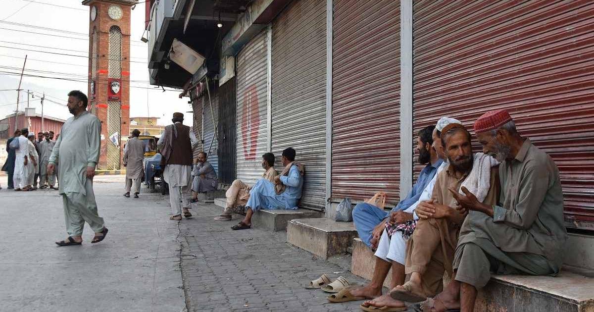 پرتشدد احتجاج کے باعث پاکستانی کشمیر میں خوراک کا بحران، شہری پریشان