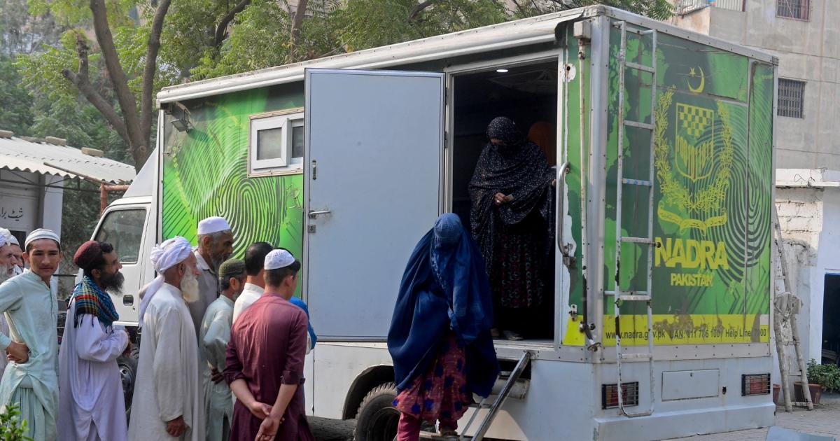 افغان کارڈ منسوخی کے لیے نادرا میں 26 ہزار سے زائد درخواستوں کی کہانی