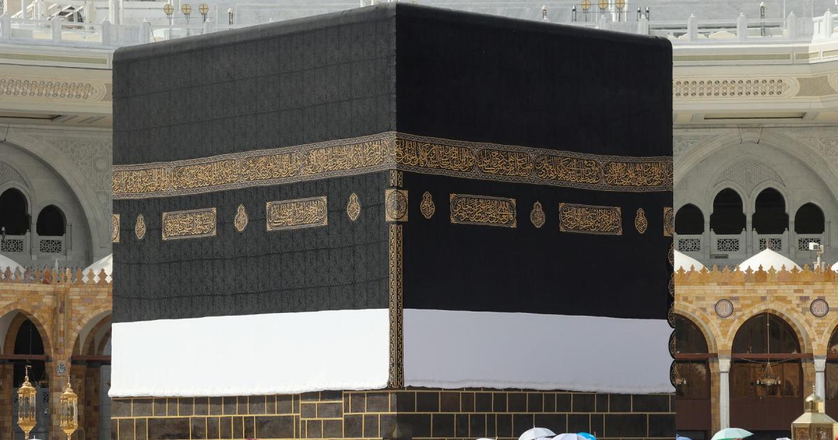 خانہ کعبہ کو غسل دیے جانے میں کیا کیا استعمال ہوتا ہے؟
