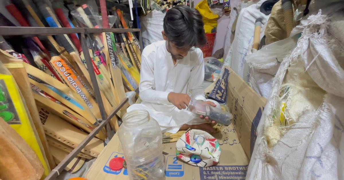 پشاور کی ورکشاپ جہاں پھٹے پرانے فٹ بال کو کھیلنے کے قابل بنایا جاتا ہے