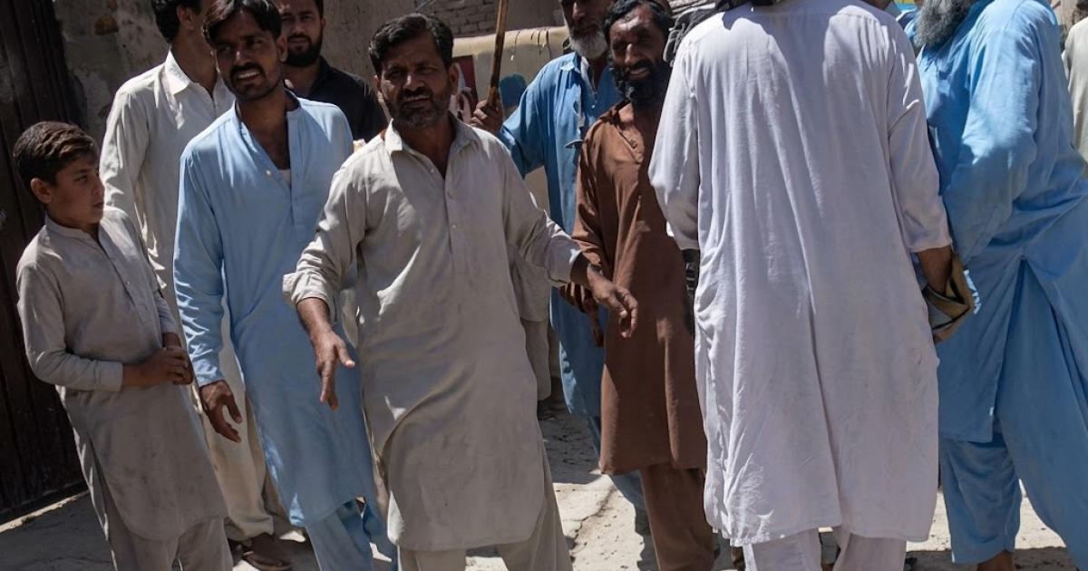 خیبرپختونخوا: شدید گرمی میں بجلی کی بندش پر بنوں اور سرائے نورنگ میں احتجاج