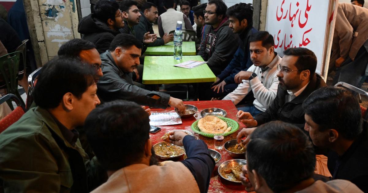 نوالوں کے درمیان میں پانی پینے سے کھانے کی مقدار بڑھ سکتی ہے: تحقیق