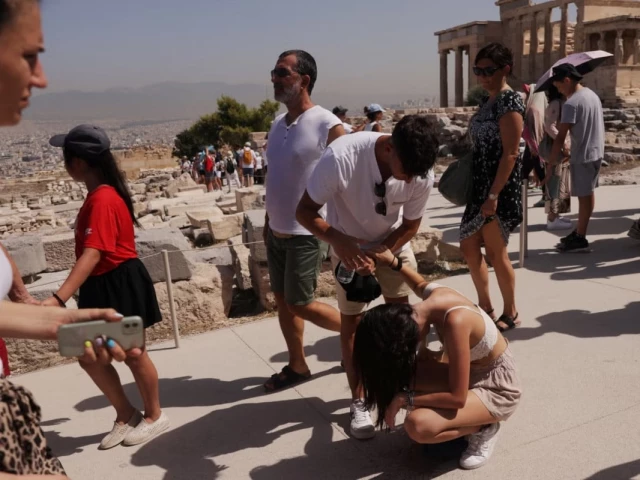 Greece braces for temperatures of up to 41°C as wildfire contained near Athens