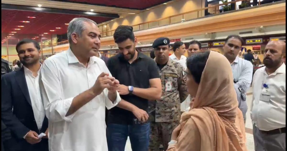 امیگریشن پر کتنا وقت لگتا ہے؟ لاہور ایئرپورٹ پر محسن نقوی اور مسافروں کے درمیان گفتگو