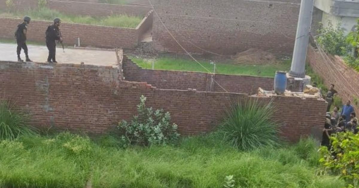 تین پولیس اہلکاروں کو قتل کرنے والے ملزم باپ بیٹا جوابی فائرنگ میں مارے گئے: لاہور پولیس