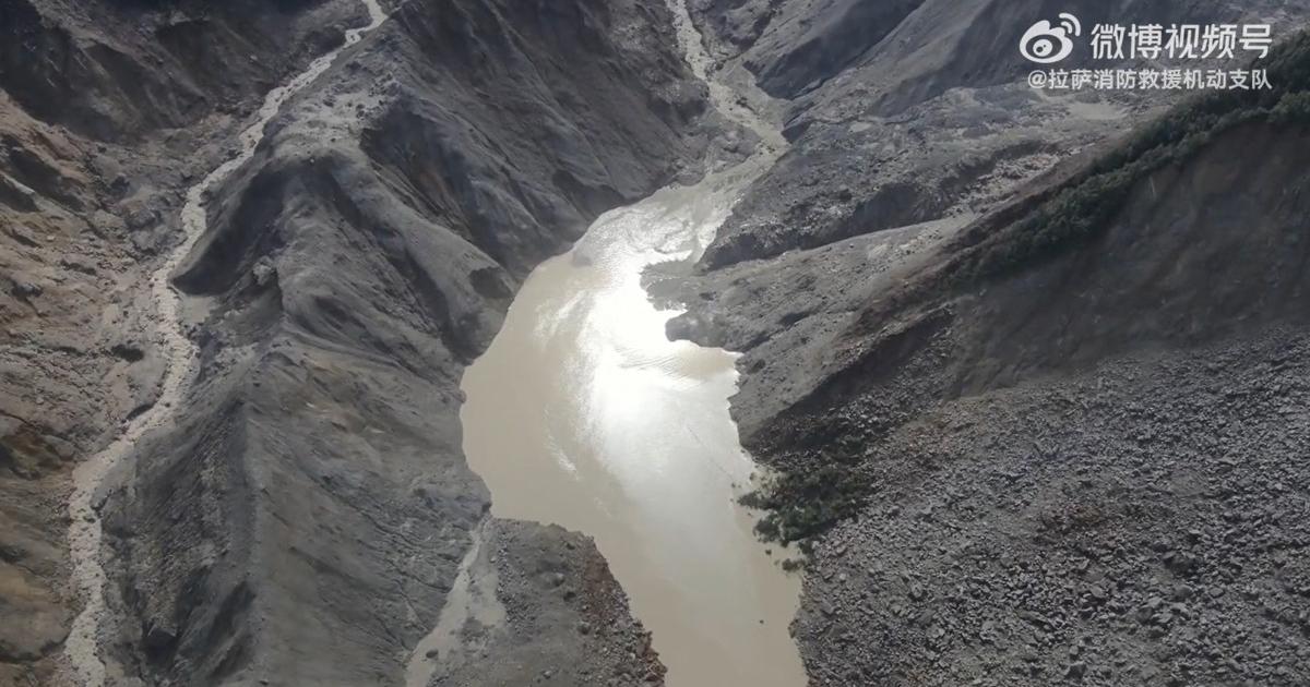 نیپال: لینڈ سلائیڈنگ سے بنی جھیل پھٹنے کا خطرہ، امدادی کارروائیاں معطل