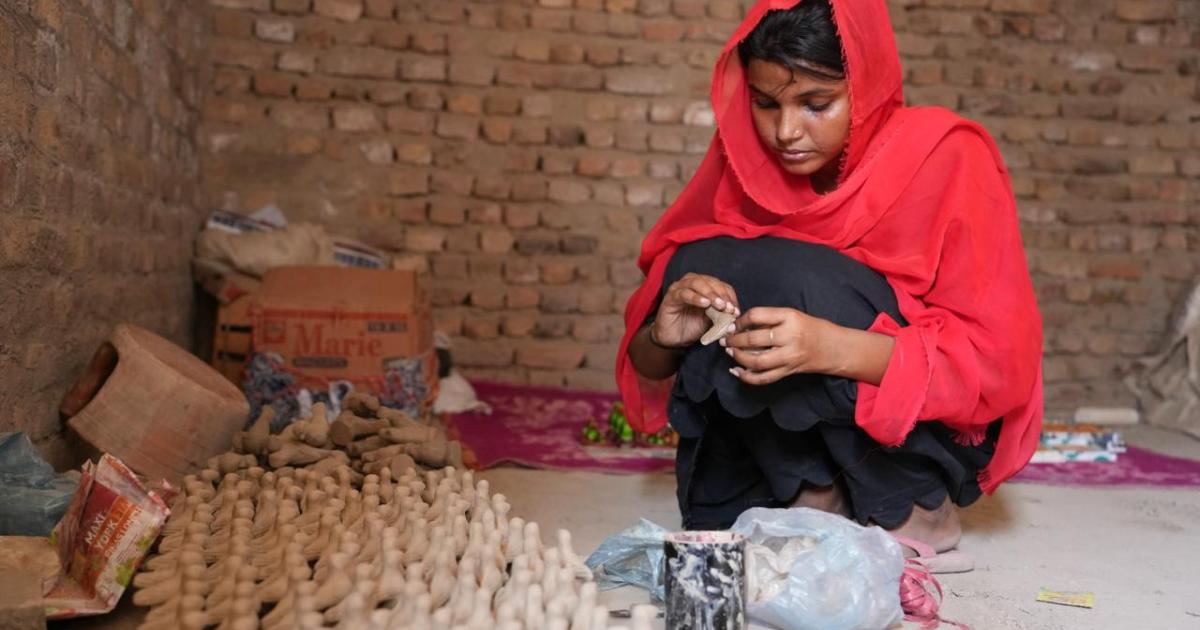 سندھ کی خواتین جو پاؤں کی رسیاں کاٹ رہی ہیں