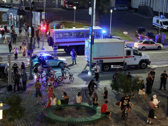 Female bomber kills at least three, injures 21 near Moscow restaurant