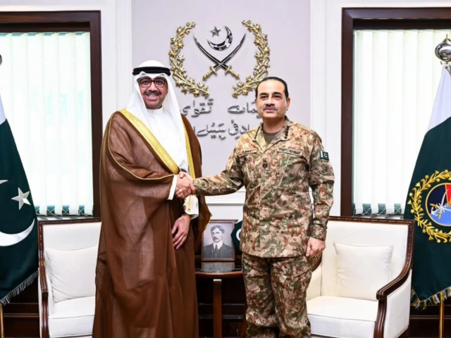 Kuwaiti defence delegation meets CDF Munir, discusses regional security: ISPR